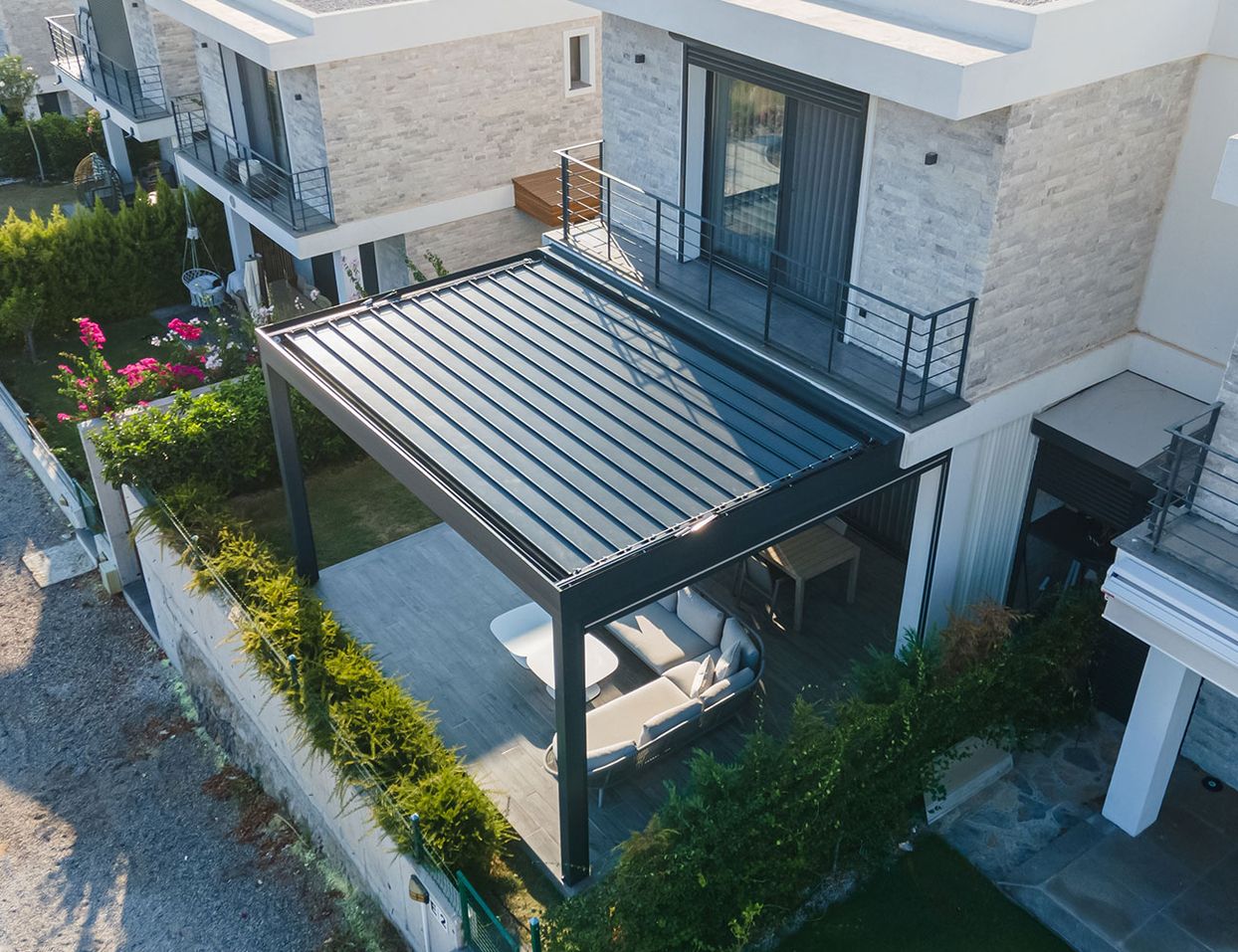 Draufsicht auf einen Balkon und eine überdachte Terrasse