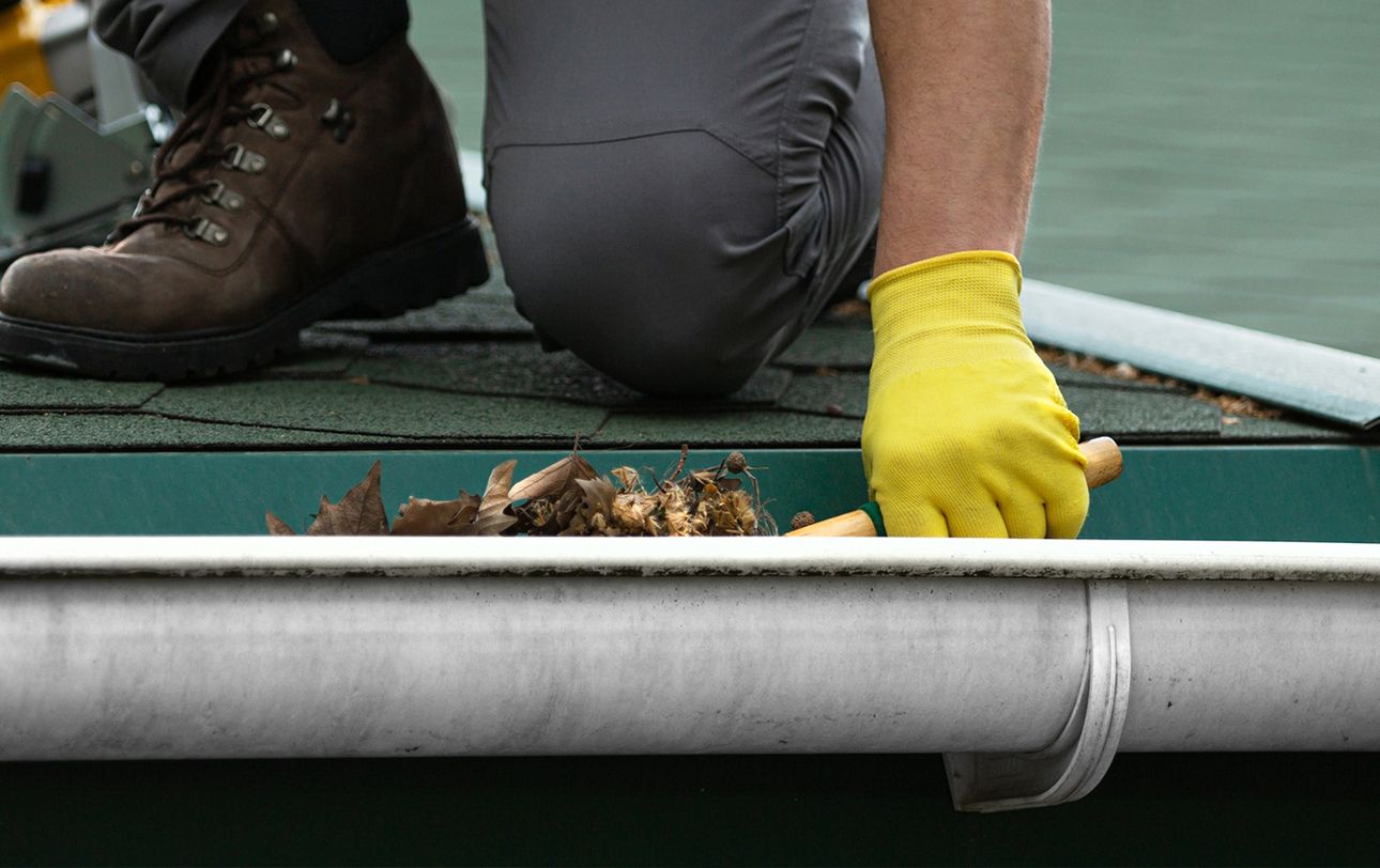 Dachrinne wird vom Laub befreit