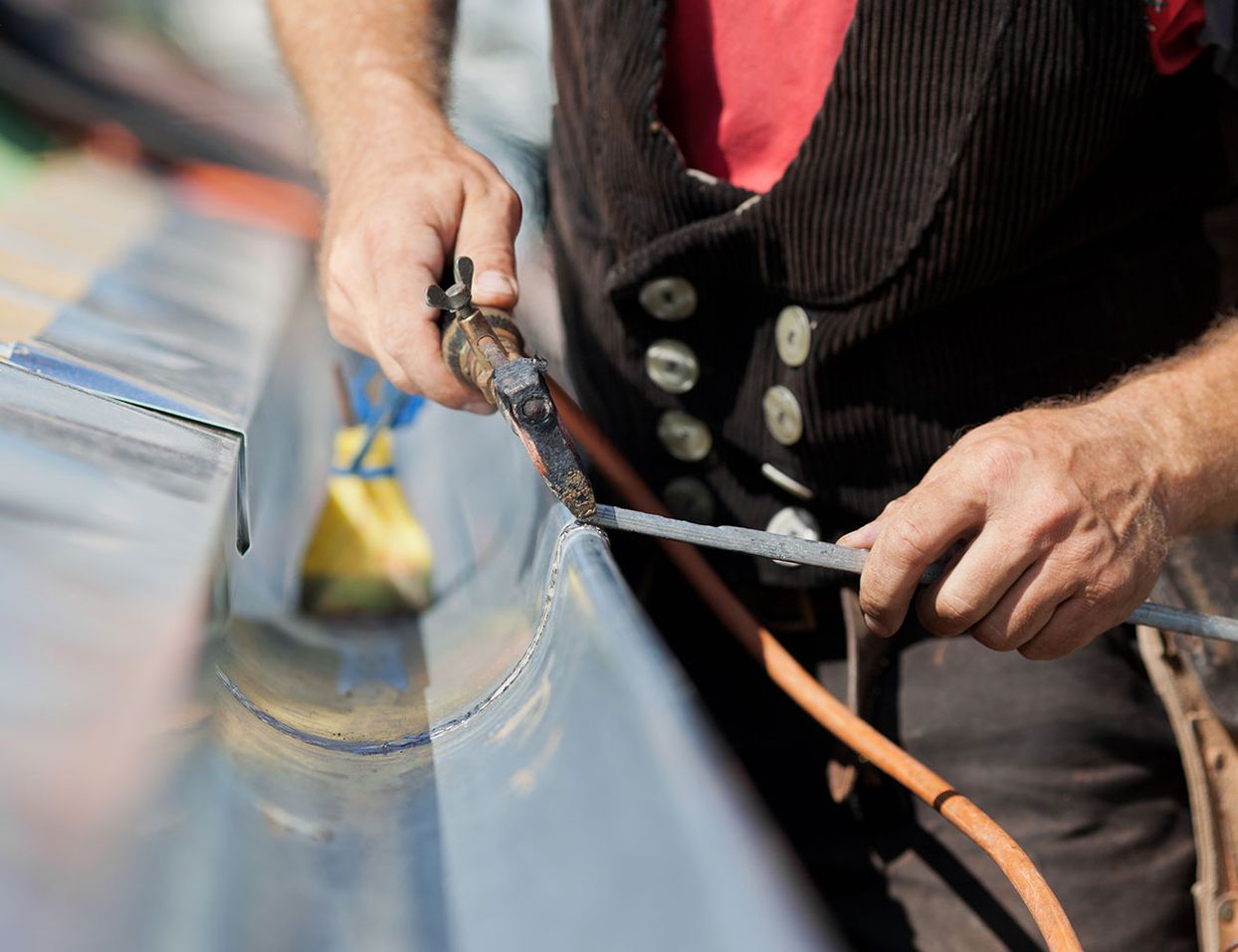 Spenglereiarbeit an einer Dachrinne